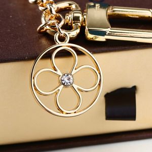 Womens Designer Classic Portable Car Keychain Gold Letter Diamant hanger Bloemvormige decoratieve accessoires Liefhebbers Bag accessoires Geschenk