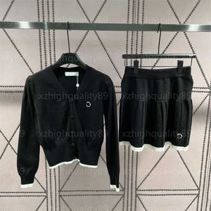Dames Designer Designer Rok Modesets Sets met lange mouwen V-Neck Jacket Korte rokken zachte en comfortabele zwarte tweedelig set Vrouwen