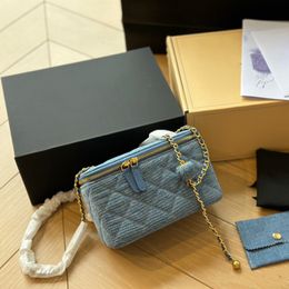 Designer pour femmes Denim Crush Ball Cosmetic Box Box Sacs Mini Small Blue Vanity Purse avec porte-cartes Gold Metal Hardware Matelasse Crossbody Handsbag 11cm 18cm
