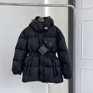 Veste de créatrice de femmes 2023 Veste à capuche noire d'hiver chaud avec taille à glissière et veste de patch en métal épaissie courte de la veste