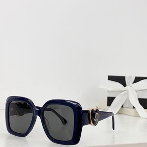 Lunettes de soleil de mode de créateurs pour femmes C5518 LOVE LOGO SMALLE ROCHET MIRROR RÉVERSIBLE AVEC LES LUMBRES DE LURXE FEMMES À FOIR