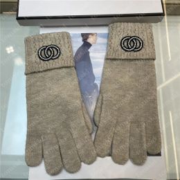 Gants de créateurs pour femmes Gants d'hiver de luxe en cachemire Gants sans doigts de mode douce Lettres brodées Chaud Cinq Gant de laine Garder au chaud Conduite