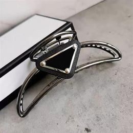 Femmes Designer HairClips Barrettes Métal Triangle Dames Pince À Cheveux Avec Timbre Femmes Fille Marque Haute Qualité Mode Cheveux Access229K