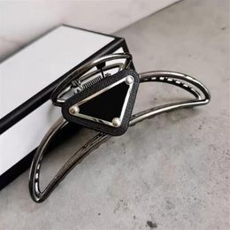 Design de créateurs de femmes Barrettes Metal Triangle Ladies Clip de cheveux avec tampon féminin Girl Brand High Quality Fashion Hair Access191c