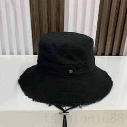 Chapeau de designer pour femmes avec cordon réglable bord effiloché lettre casquette couleur unie doublure en coton porter des chapeaux de seau de luxe confortables le bob PJ027 C4