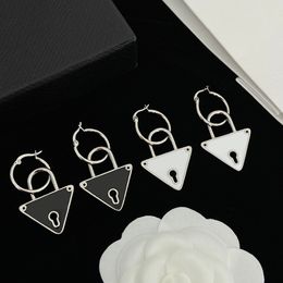 Womens Designer Hoop Earring Fashion Silver Boucles d'oreilles Womans Luxurys Lock Triangle Boucles d'oreilles Designers de bijoux P Boucle d'oreille Stud 2211283D