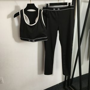 Vrouwelijke yoga trainingspakken damesvesten leggings zwarte mouwloze camisbroek slanke elastische meisjes sport trainingspak
