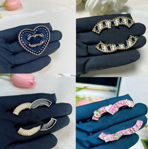 Letra de diseñador de mujer Broche Broche Diamond Copper Pins Inlay Crystal Broches Jewelry Pearl Pin Carry Carry Farty Fashion Accessorie