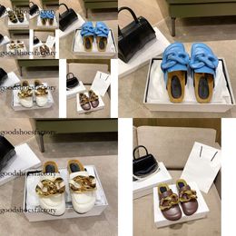 Mocassins de créateurs pour femmes Mules Slippers London Brand Ja Sandals Généralités en cuir Boes en bois talons plats glisses Gold Chain Slipper S Designers Chaussures originales