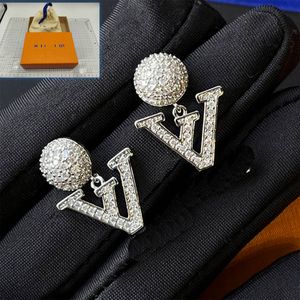 Womens Designer Luxe Oorbellen WithBox ox Klassieke Stijl Sieraden Winter Boutique Geschenkverpakkingen Dames Oorbellen ontworpen voor vrouwen Charm Letter Stud Oorbellen