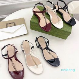Designer pour femmes luxe pure couleur vintage sandales mode classic cuir chaussures décontractées dame la chaîne de métal sexy talons plats à genoux sandale