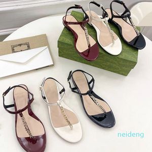 Designer pour femmes luxe pure couleur vintage sandales mode classic cuir chaussures décontractées dame la chaîne de métal sexy talons plats à genoux sandale
