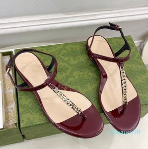Designer pour femmes Couleur pure sandales vintage Chaussures en cuir classique Lady Sexy Metal Metal Flip-Toe talons plats sandale