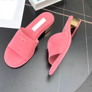 Sandalias de diseñador para mujer Punta redonda gruesa Terciopelo Negro Sandalias de piel de cordero de 5 cm Mules Zapatillas sin cordones Tacón dorado Zapatos rosas Zapatos de vestir para viajar con bolsa para el polvo