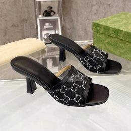 Sandalia de toba de tina de diseñador para mujer en talleres de cristal negro tacones mediados de los medios diseños de la casa de la casa de zapatilla