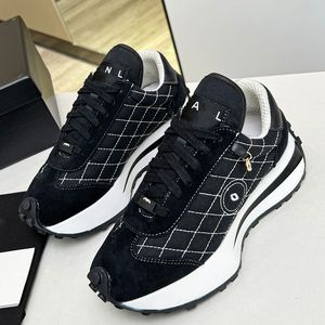 Zapatillas de deporte de diseñador para mujer Zapato de vestir con cordones Textura acolchada Hardware Matelasse Tacones de plataforma Zapato de ocio Suela de goma Zapato deportivo clásico de mezclilla negro