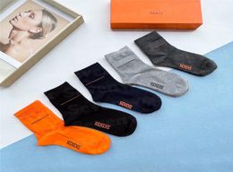 Calcetines de diseñador para mujer Moda Mujeres y hombres Casual Algodón Transpirable Deportes Medias Carta Calcetín con Box7937425