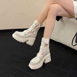 Dames designer zacht leer uitgeholde Martin-laarzen voor de zomer Dunne dikke zolen geperforeerde sandalen Ultrahoge hakken Dikke hakken Sandalen met een hakhoogte van 10 cm