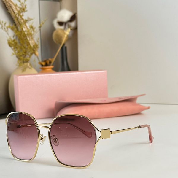 Gafas de sol de diseñador para mujer Moda Calle Foto Ocio Vacaciones Conducción Gafas de sol protectoras UV con cubierta protectora SMU52W