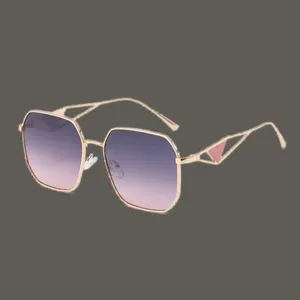 Lunettes de soleil de designer pour femmes lentilles en résine signature triangulaire lunettes douces polarisées UV400 métal plaqué or lunettes surdimensionnées avec boîte hj071 C4