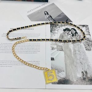 Diseñadores para mujer Cadenas de cintura doradas Diseñador de lujo de moda Cinturón de eslabones de doble cubierta para mujer Letra Cadena de cintura de perlas clásica Cinturón de oro vintage Número 5