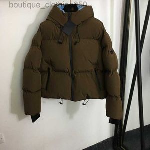 Femmes Down Parkas Designer 2023 Hiver Nouvelle Poitrine Triangle Décoration Ourlet Cordon Ceinture À Manches Longues À Capuche Breadman Manteau