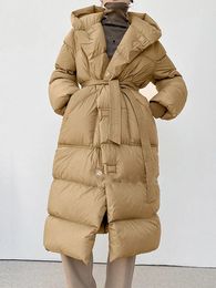 Femmes vers le bas Parkas surdimensionné à capuche hiver doudoune femmes solide épais chaud ceintures attacher canard blanc sur le manteau du genou 231021