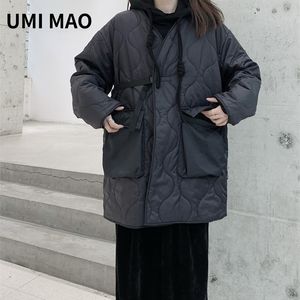 Damen Daunenparkas UMI MAO Yamamotos Dunkles Nischendesign Dunkle gepolsterte Jacke mit V-Ausschnitt und Knöpfen Mittellange, große Tasche Dünner, lockerer gepolsterter Mantel Damen Y2K 221010