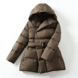 Femmes vers le bas Parkas vestes d'hiver Ultra léger chaud manteau décontracté femme doudoune avec une ceinture grande taille à capuche Parka pardessus 231009