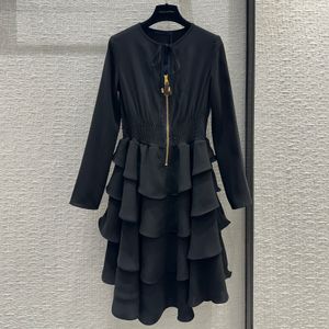 Damesjurk Europees modemerk Zwarte mini-jurk met ronde hals en lange mouwen en franjes