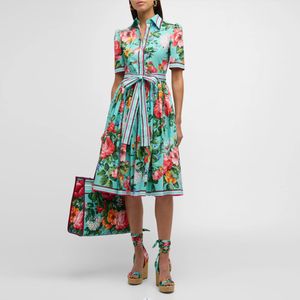 Vestido para mujer Marca de moda europea Algodón azul Primavera / Verano Jardín de rosas Impreso Botón personalizado Cintura fruncida Vestido midi de manga corta con dobladillo grande