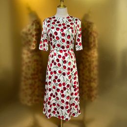Damesjurk Europees modemerk zijden jurk met halve mouwen en verzamelde taille, witte kersenprint