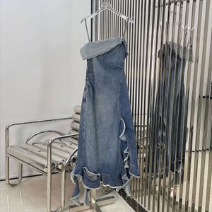 Damesjurkmodemerk onregelmatige gewassen denim slip midi -jurk