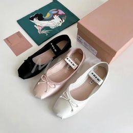 Chaussures habillées pour femmes talons plats de soie à arc plats de sandal chaussures mary jane designer chaussures blancs rouges roses chaussures de mariage 35-40