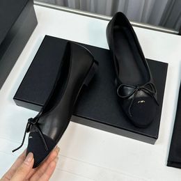 Geklede damesschoenen Designer instapperloafers Falt Heels Balletschoen Klassiek Koeienhuid Zijde Materialen Slippers 24ss Elegante vrijetijdsschoen Luxe muiltjes met stofzakken