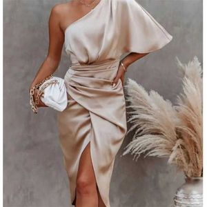 Dames elegante en luxueuze feestspleet avondjurk vaste kleur onregelmatige middenstijging diagonale schouder