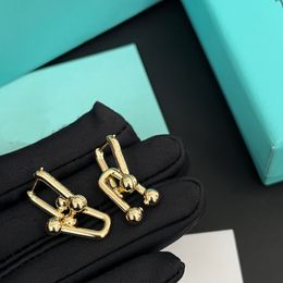 Pendientes elegantes para mujer Nuevo chapado en oro Pendientes con dijes de lujo Boutique Joyería de diseñador para mujer Pendientes chapados en oro de acero inoxidable de primavera Regalo