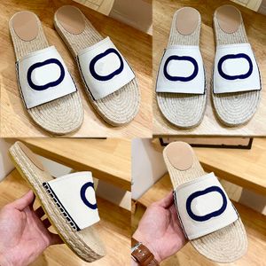 DAMES ESPADRILLE SLIDE MET INTERLOCKIN wit en blauw canvas 7258 Beïnvloed door een ontwerp uit het archief uit de jaren 70 geborduurd detail bovenop Platte designer sandalen