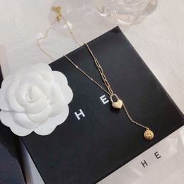 Collier pendentif amour exclusif pour femmes collier de créateur de luxe classique accessoires de bijoux haut de gamme marque de mode populaire cadeau exquis plaqué or 18 carats