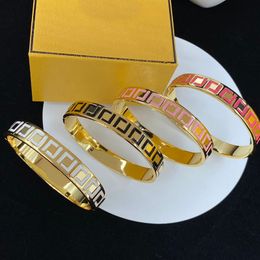 Bracelet des créateurs de mode pour femmes pour femmes bracelets dorés designer classiques de style simpie