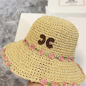 Décoration de fleur de la mode pour femmes Chapeau pêcheur de paille tissé haut haut de soleil Visor du chapeau du chapeau de créateur de créateur à la main avec sac à poussière