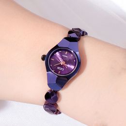 Damesmode luxe horloges van hoge kwaliteit De legeringsarmband is een klein en delicaat designer quartz-batterijhorloge