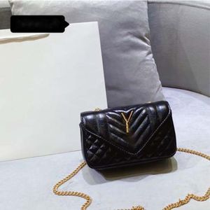 Sac à bandoulière de mode pour femmes sac à rabat en cuir véritable à texture matelassée noire de créateur sac à rabat avant à quatre boutons avec lanière fixe