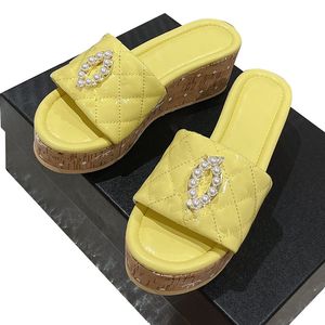 Womens Faux Pearl Wedge Plateau Hak Sandalen Retro Ronde Tenen Slip On Slippers Gewatteerde Textuur Klassiek Geel Roze Wit Zwart Slides Dames Outdoor Strand Schoen