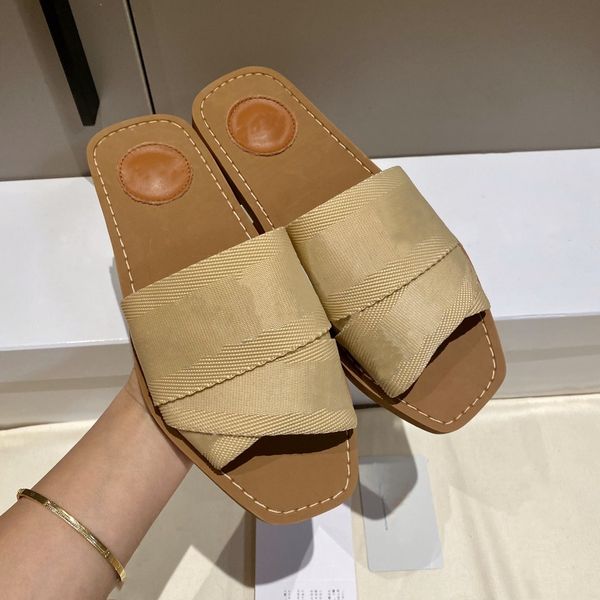 Femmes Plat Slipper Beach Slide Designer Sandal Piscine Mules Mode de voyage d'été Casual Sliders Nouvelle chaussure en toile WOODY noir blanc e sandale pour hommes
