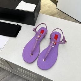 Femmes Tongs String Sandales Plates En Cuir Couleur Bonbon Antidérapant Semelles En Caoutchouc Chaussons Matériel Métal Lettre Boucle Rétro Plage Chaussures Robe Marche Chaussures Décontractées