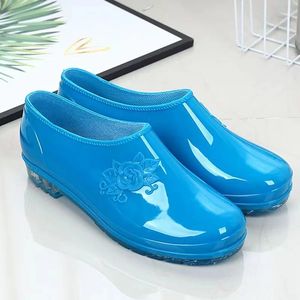 Bottes de pluie à fleurs pour femmes imperméables chaussures en silicone de mode d'été plate-forme cristalline bottes de pluie décontractées glisse sur chaussures femelle 240125