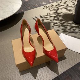 Escarpins habillés en cuir véritable pour femmes avec bout pointu et talons aiguilles ornés pour formel O 2733