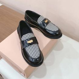 Womens gouden munt loafers designer kleding schoenen houndstooth comfortabele oude platte kleine leren schoenen