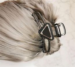 Pinzas para el cabello para mujer Diseñador de lujo Clip para el cabello triangular de metal con sello Mujer Chica Marca Letra Barrettes Accesorios para el cabello de moda 5647195